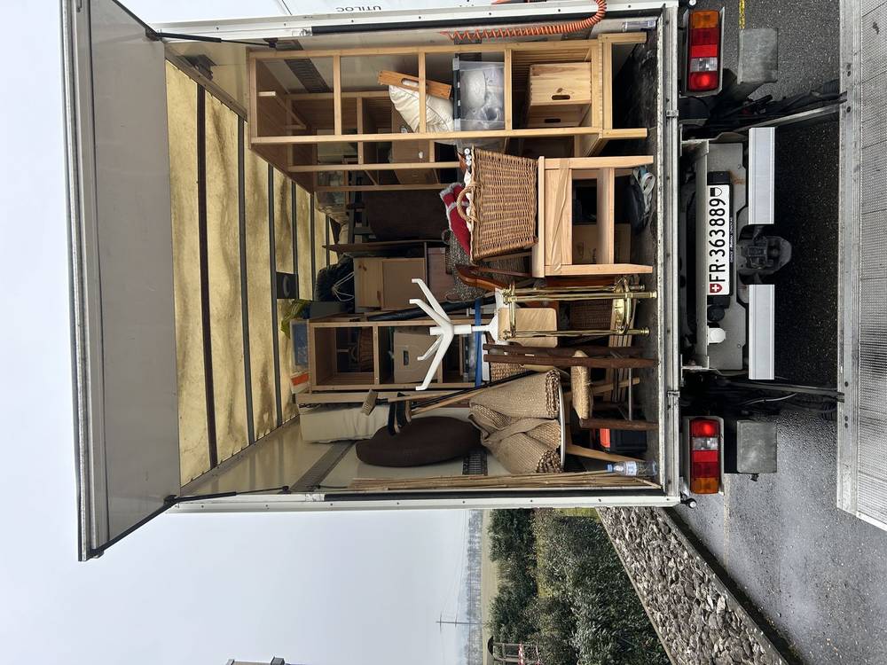 Camion chargé avec soin lors d'un déménagement