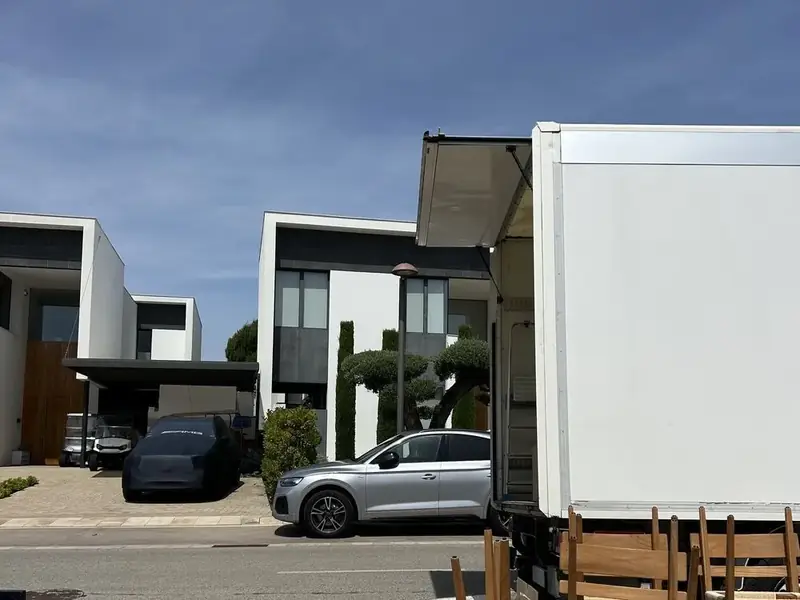 Camion de déménagement Recycl' & Move ouvert avec mobilier chargé