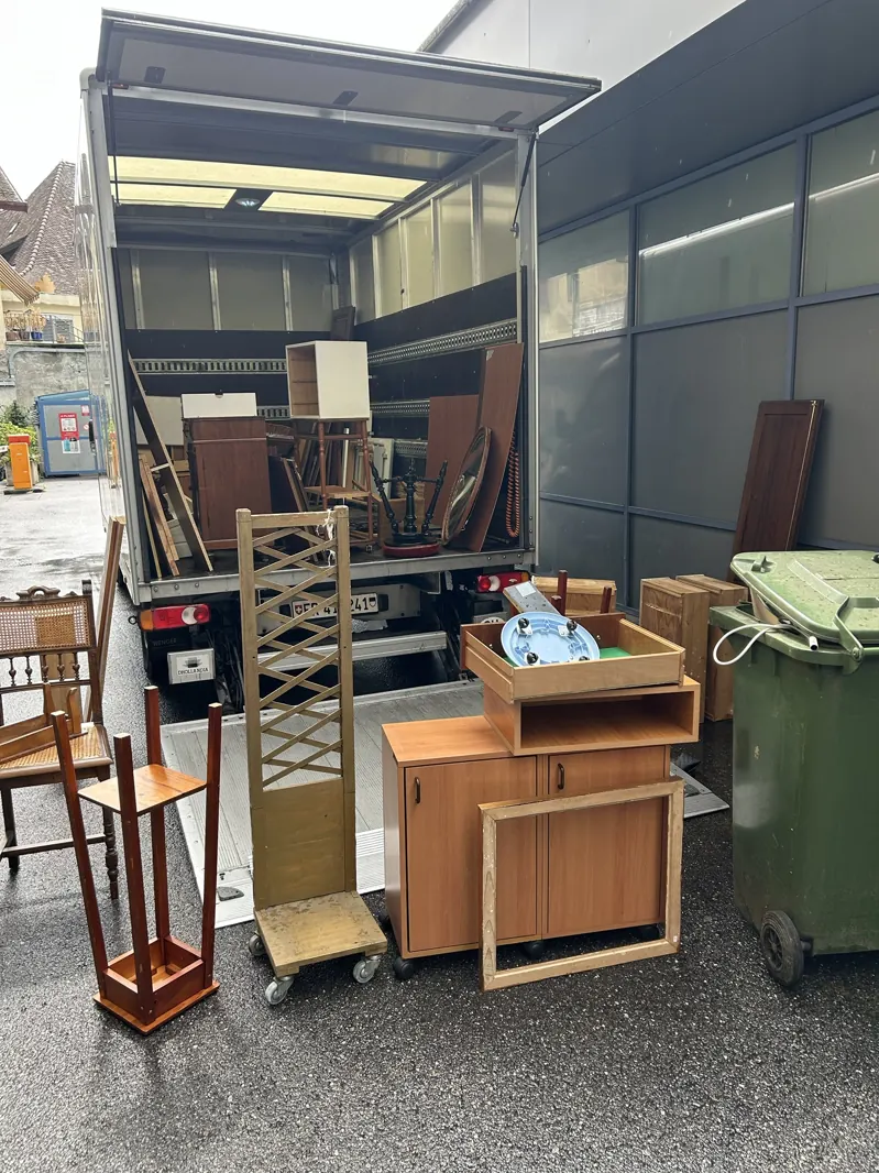 Camion à hayon Recycl' & Move chargé de meubles lors d'un débarras dans le canton de Fribourg