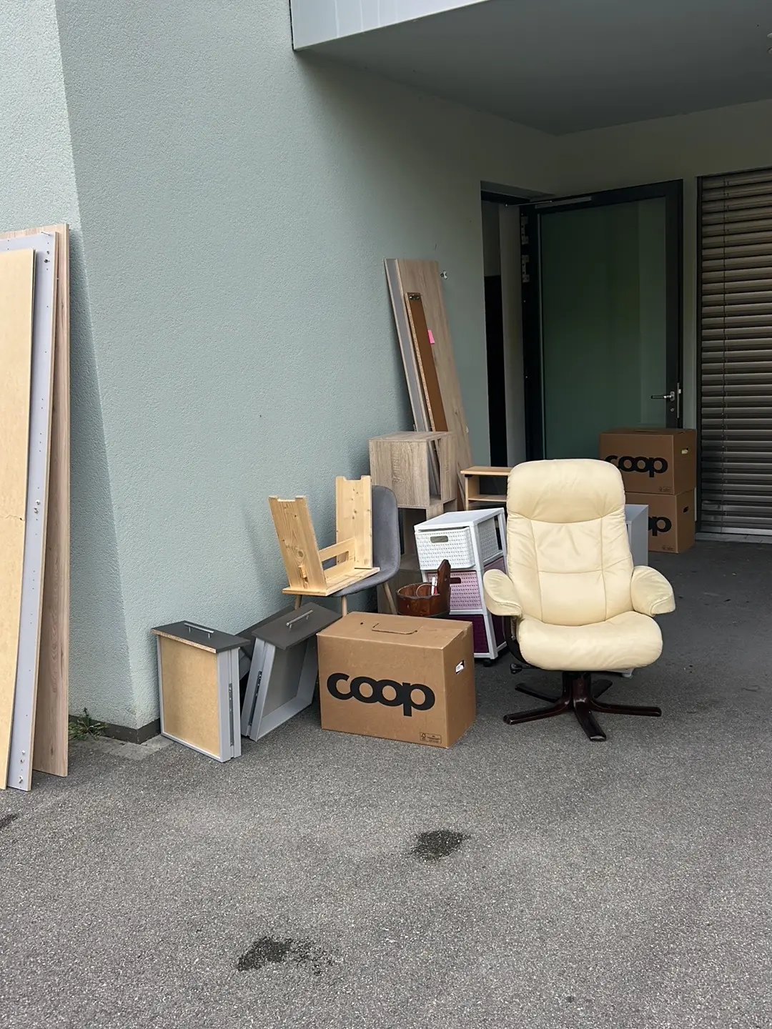 Meubles, cartons et fauteuil évacués devant un immeuble lors d'un débarras à Lausanne
