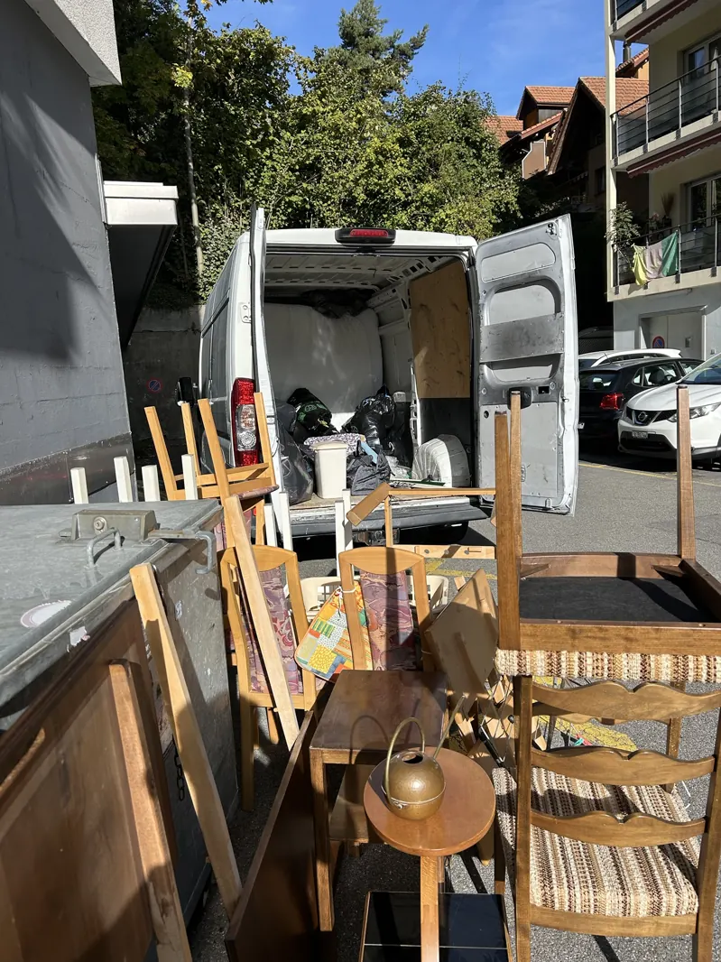 Chaises et meubles en bois chargés dans la camionnette Recycl' & Move lors d'un débarras à Marly
