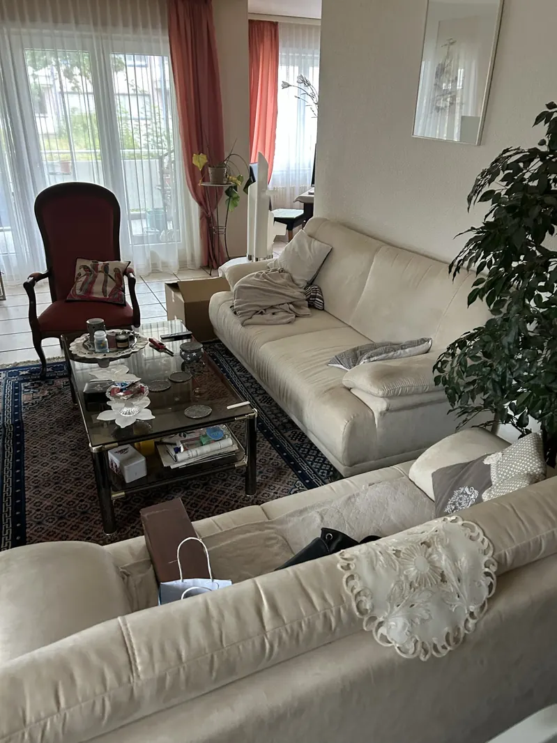 Salon meublé avant le vidage complet de l'appartement à Bulle