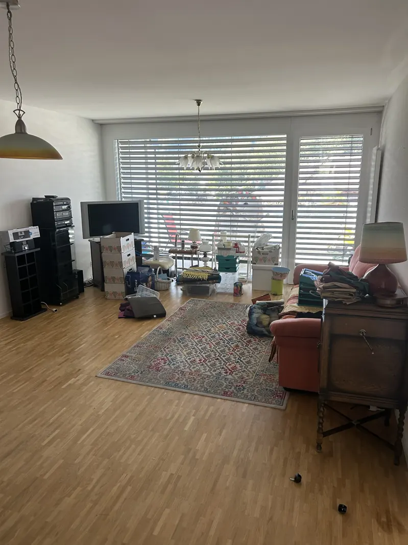 Séjour presque entièrement vidé pendant un débarras d'appartement à Payerne