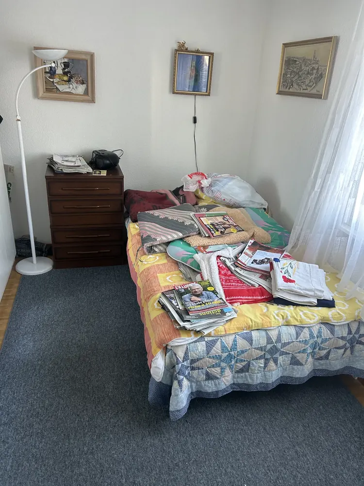 Chambre encombrée lors d'un débarras de succession à Fribourg