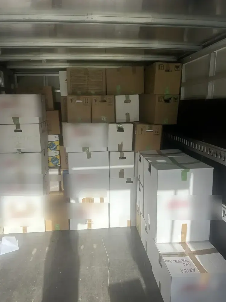Camion rempli de cartons de déménagement - déménagement à Boudry