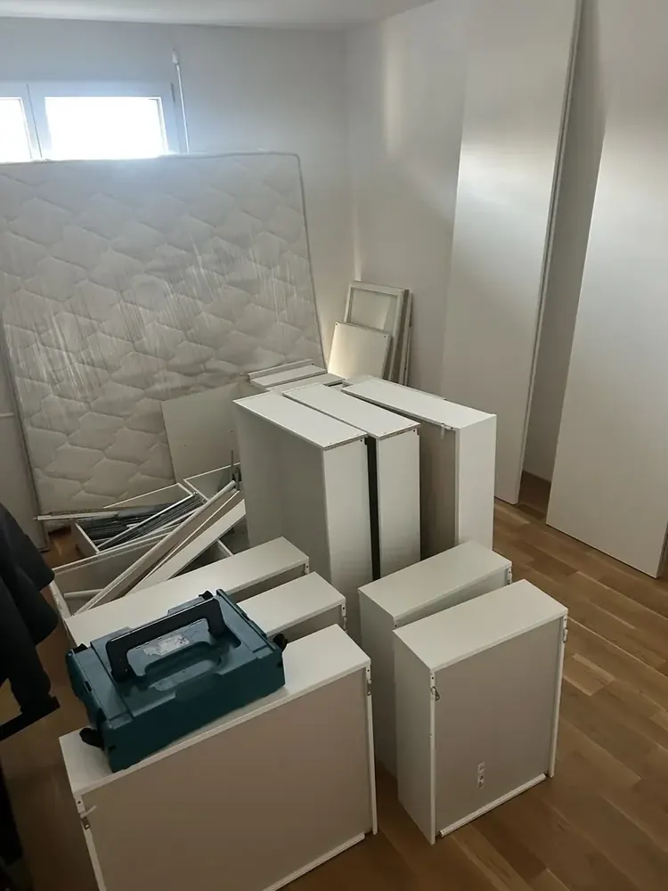 Camion de déménagement à l'entrée d'un immeuble - déménagement à Avry
