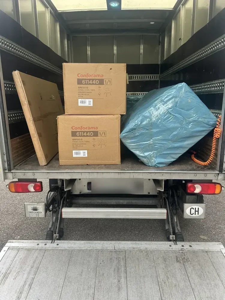 Cartons de meubles neufs achetés en magasin - déménagement à Marly